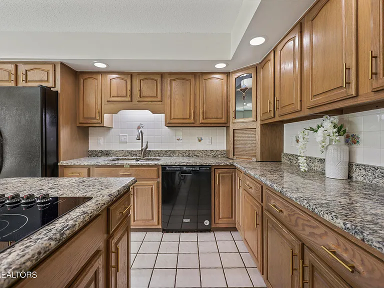 Granite kitchen and cabinetry at 11016 Calloway View Dr